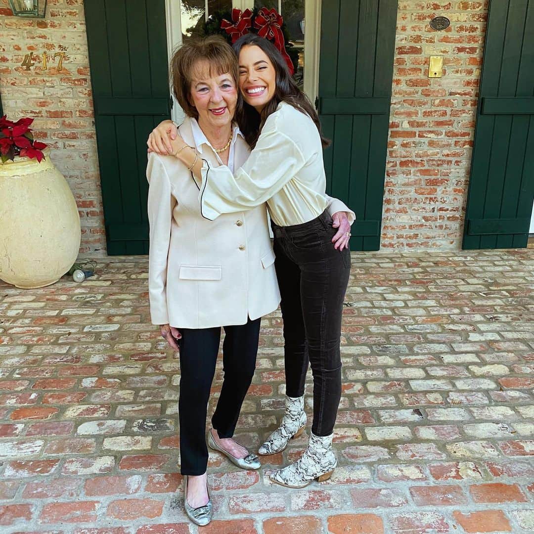 クロエ・ブリッジスのインスタグラム：「Grandma and me 👯‍♀️ hope you got to squeeze your loved ones tight this holiday season」