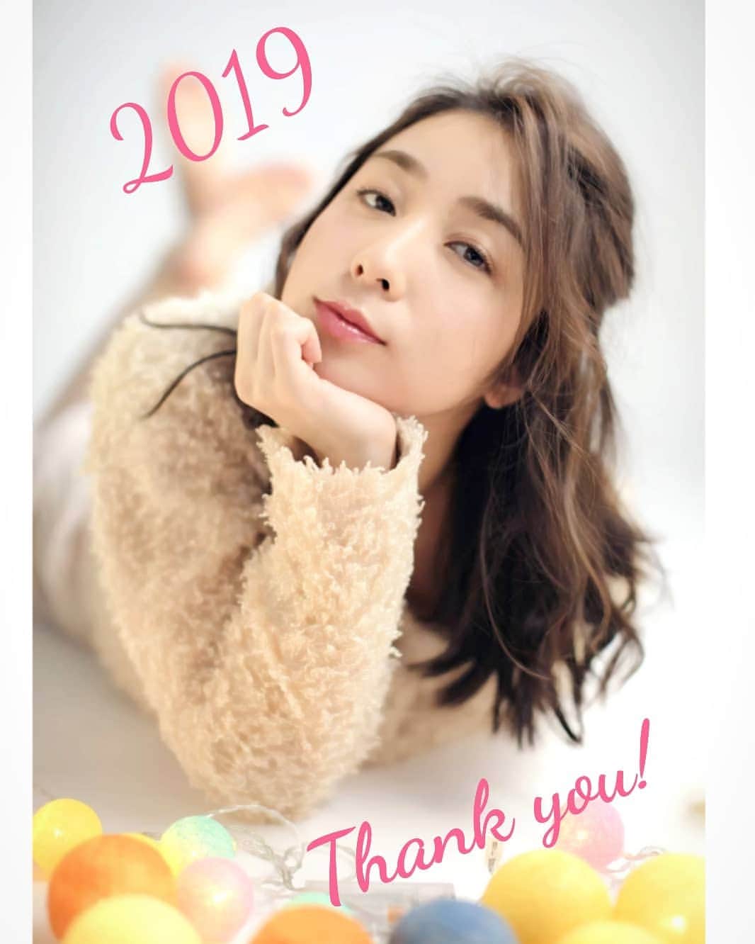 柚月美穂のインスタグラム：「#2019 . . 仕事も納め お世話になった方々にもご挨拶し 大掃除も年賀状も無事に*•｡. . . 今年も生活のペースに合わせてですが ＣＭや他映像にて 沢山お仕事でもお声がけ頂き とても感謝の1年でした☺︎ . まだ公開していないものも ありますが また皆さんが目にされた時は 楽しんで頂けますように🎬🙏 . . 来年もマイペースで参ります🙌 . . 今年も大変お世話になりました！ 来年もどうぞ宜しくお願い致します♡！ . . 残りわずか 良いお年をお過ごしください〜♡♡♡ . . 2019.12.31 愛をこめて*•｡.* ﾟ* 柚月美穂 .」