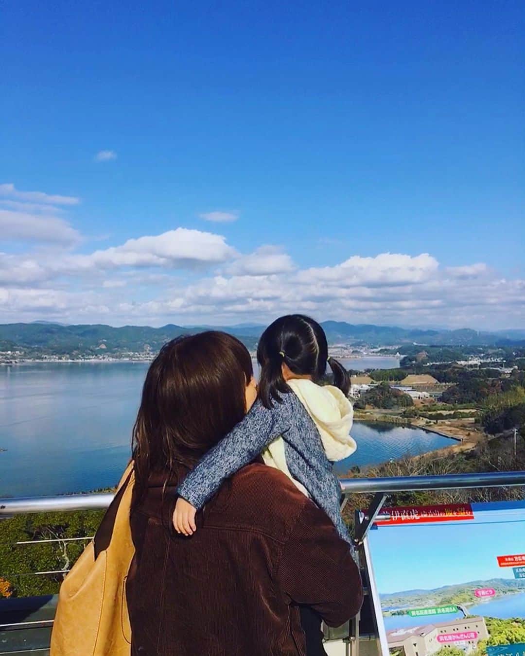 林有紀奈のインスタグラム：「一昨年の春からだいぶ時間が経ってしまったけど、 当時星音両親がかけてくれた言葉がいまに繋がっています🍀😽 年末の忙しい時なのに、、 色んなところに案内してくれて、本当にありがとうございます❗️❗️楽しかったなー✨☺️ 星音誘ってくれてサンキュー❗️❗️❗️ #生あおちゃんに癒される♡ #飯田家両親変わらない🤣#パパママ可愛いから載せさせて🥺❗️笑」