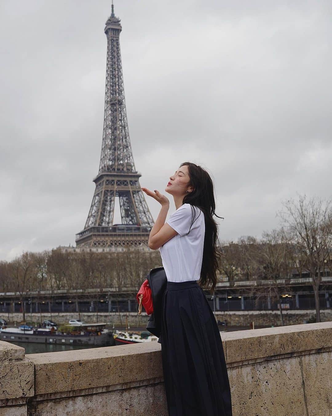 fukishaljさんのインスタグラム写真 - (fukishaljInstagram)「Bisous Bisous 2019 😘 今年、最後の投稿は今年のいろいろ集☺️ アップしてない Paris でのパック動画も。笑  きっと沢山あるわかれ道のなか、 自分で選んだ道できてこの1年の自分はどうだったかな？ 山あり谷あり　さまざまな事に出逢えた年。 どん底な時は何しててもうまく出来なくてどんどん悪くなってしまって。でもそんな状況でもその時を乗り越えなきゃいけない状況ならクヨクヨしながらじゃなくて楽しみながら抜け出す方がいいって改めて気づけたし、どんな状況も自分が強くなるスパイスだなっと思えました😌 日々明日が最後の日かもって味わいながら 心を大切に動いてベストを更新していきたいです。周りを大切に幸せにする🌸 来年叶えていくことたちは 〜する　したってインプット📝 素敵な31日を。 ・ ・ それではみなさま、良いお年を　😊✨　#2019 #自分メモ📝」12月31日 9時48分 - fukicammy_official
