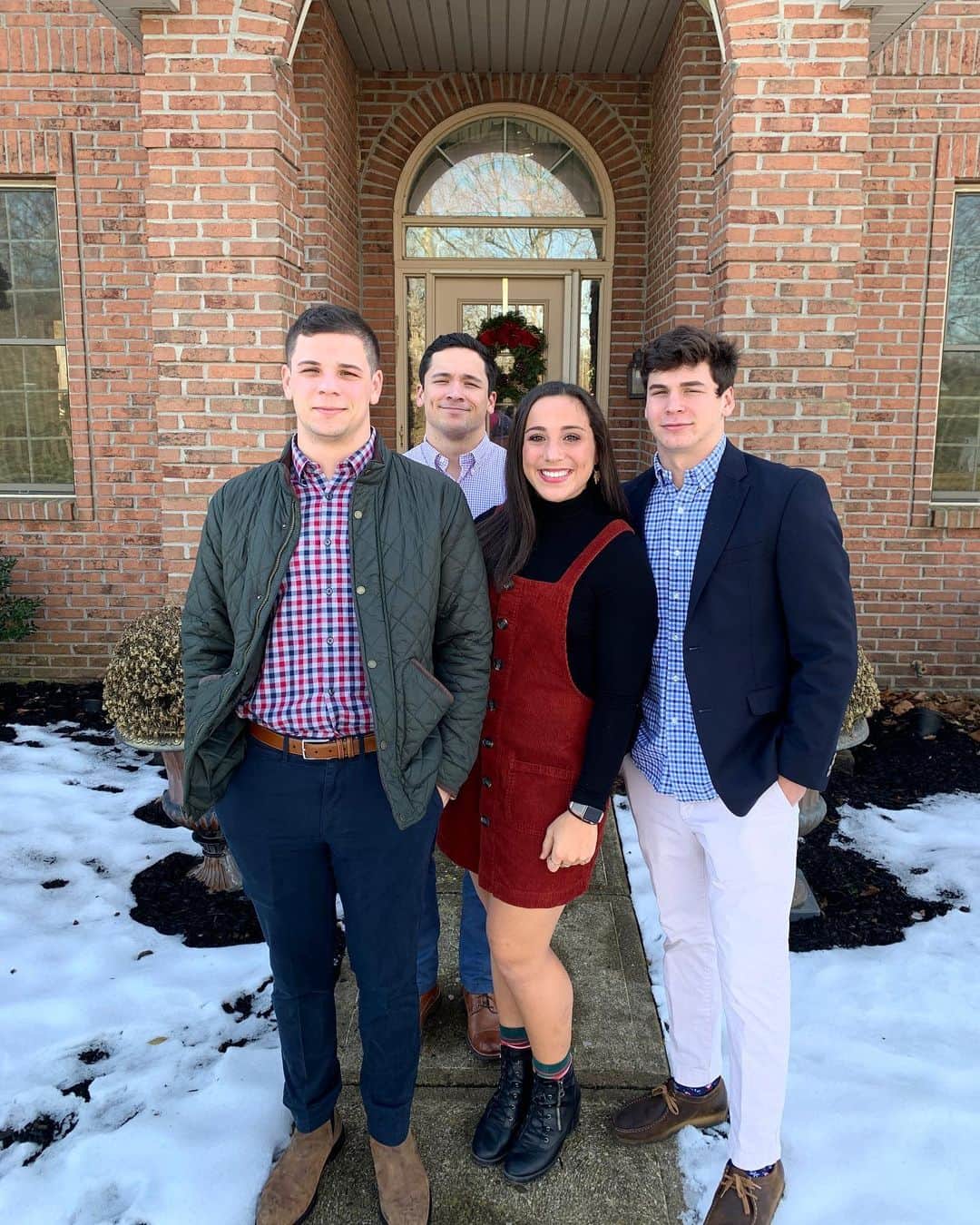 アメリア・ハンドレイのインスタグラム：「We tried our best 🙃 Merry Christmas from the Hundley kids!」