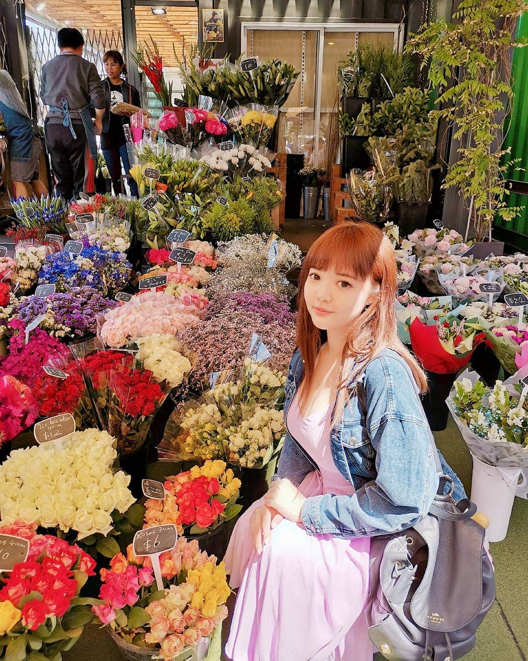 YingTzeさんのインスタグラム写真 - (YingTzeInstagram)「Today visiting Queen Victoria Market! 💐 So excited when I see flowers ~ flowers here are so cheap and beautiful. Would buy some if I'm staying here longer but I will be going back to Malaysia soon hahahhaha. ( sorry if I look sad~ I'm not just a little sick 😂) _ Photo by @soo87 #blessed #ytztravels #queenvictoriamarket #melbourne #australia」12月31日 9時56分 - yingtze