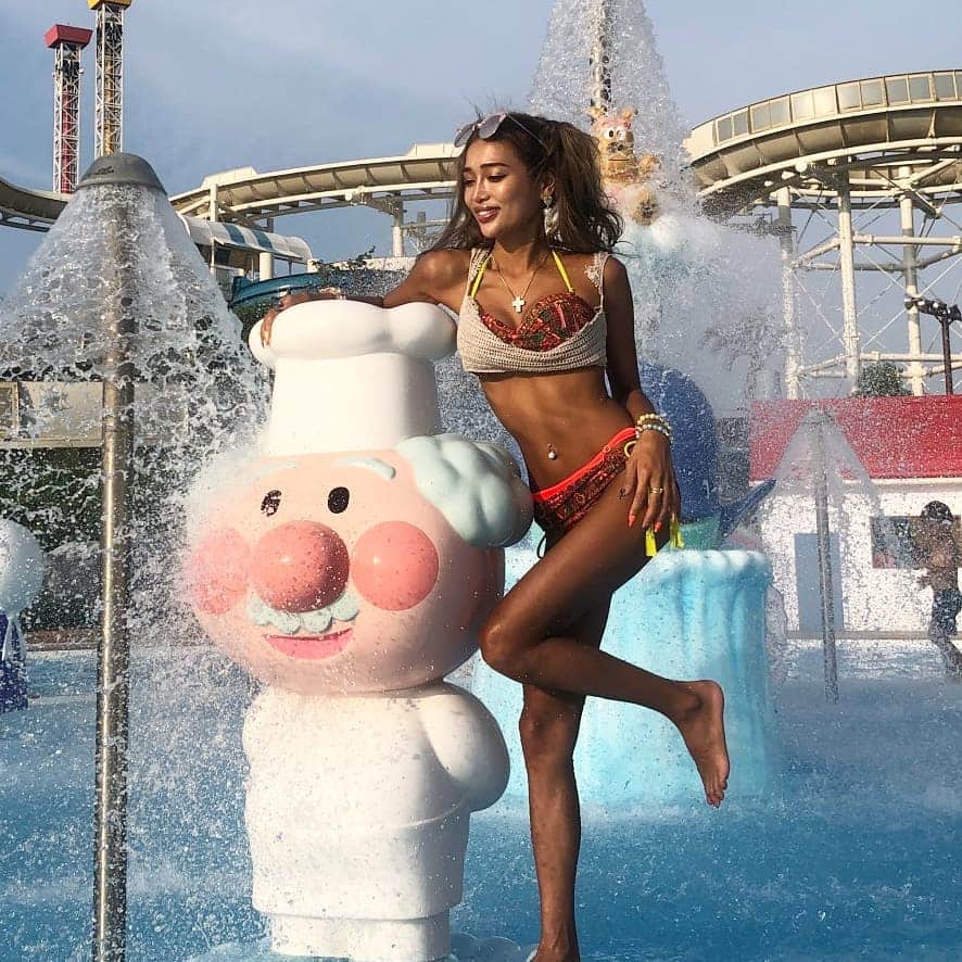 のインスタグラム：「. .2019年ラスト♥♥ . .ラストって事で、〆は載せたかったけど、アップ出来ないまま終わった写真をアップしていきます\(´-`)/ . .久しぶりの水着写真ですょ～♪♥♥ . . .2019年は本当に色々ありました。人生で1、2番目に入ります😂‼出だしがどん底からだったからもう上がる一方で、やっぱ辛い時期を乗り越えるといい事が起きるなって実感😢💓 . . .後半死にかけたりもあったりと波が激しい1年でした。めちゃくちゃ成長できた1年✨仕事も順調で、フォローしてくれてる方1人1人には本当に感謝でいっぱいです‼‼‼‼‼💓💓 . . .まだまだ加速は止まらへんで～～～♪ .本当にありがとうの1年でした💟 . . . . . . . . . .#2019gantipresiden #2019も残りわずか #2019bestnineinstagram #2019bestnine #よみうりランド #2019もあと少し #ありがとうの気持ち」