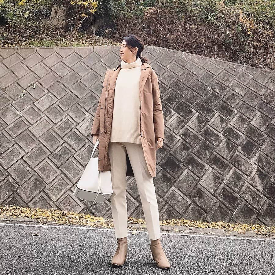 ryo0809appleさんのインスタグラム写真 - (ryo0809appleInstagram)「#coordinate ・ ・ ・ 今年は暖冬で薄手アウターで十分な日もあるけど、寒い日にはやっぱり頼りになるダウンコート◡̈♥︎ 着膨れしてみえないこのハイブリッドダウンコクーンコートが大活躍。 ・ ・ チクチクしなくて、ゆるタートルネックとこの丈感がテーパードパンツにもワイドパンツにも合わせやすい使えるニット◡̈♡ @real_cube  #ちょこっとpr 来年2020年1月2日に名古屋の大名古屋ビルヂングに2か月間の期間限定でリアル店舗がオープンするんだそう⭐︎ しかも、オープン初日からクリアランスSALEがスタートです🛍✨ 名古屋かぁ〜遠いよー😭 ネットで人気のプチプラショップ色々あるけど、もっと福岡にもリアル店舗出して欲しいなぁ😭 ・ ・ ・ #服記録 #先日のコーデ #いつコ #ホワイトコーデ #プチプラコーデ #プチプラファッション  #ママコーデ  #ママファッション  #アラフォーコーデ  #40代コーデ  #アラフォーママ  #kaumo_fashion  #locari  #ponte_fashion  #mineby3mootd  #ママスタ冬コーデ  #realcube  #realcubefashionista  #タートルネック  #タートルニット  #uniqlo #ユニクロ #ハイブリッドダウン #reedit_ootd #reedit #リエディ」12月31日 10時05分 - ryo0809apple