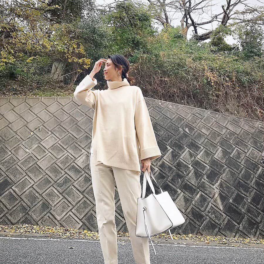 ryo0809appleさんのインスタグラム写真 - (ryo0809appleInstagram)「#coordinate ・ ・ ・ 今年は暖冬で薄手アウターで十分な日もあるけど、寒い日にはやっぱり頼りになるダウンコート◡̈♥︎ 着膨れしてみえないこのハイブリッドダウンコクーンコートが大活躍。 ・ ・ チクチクしなくて、ゆるタートルネックとこの丈感がテーパードパンツにもワイドパンツにも合わせやすい使えるニット◡̈♡ @real_cube  #ちょこっとpr 来年2020年1月2日に名古屋の大名古屋ビルヂングに2か月間の期間限定でリアル店舗がオープンするんだそう⭐︎ しかも、オープン初日からクリアランスSALEがスタートです🛍✨ 名古屋かぁ〜遠いよー😭 ネットで人気のプチプラショップ色々あるけど、もっと福岡にもリアル店舗出して欲しいなぁ😭 ・ ・ ・ #服記録 #先日のコーデ #いつコ #ホワイトコーデ #プチプラコーデ #プチプラファッション  #ママコーデ  #ママファッション  #アラフォーコーデ  #40代コーデ  #アラフォーママ  #kaumo_fashion  #locari  #ponte_fashion  #mineby3mootd  #ママスタ冬コーデ  #realcube  #realcubefashionista  #タートルネック  #タートルニット  #uniqlo #ユニクロ #ハイブリッドダウン #reedit_ootd #reedit #リエディ」12月31日 10時05分 - ryo0809apple