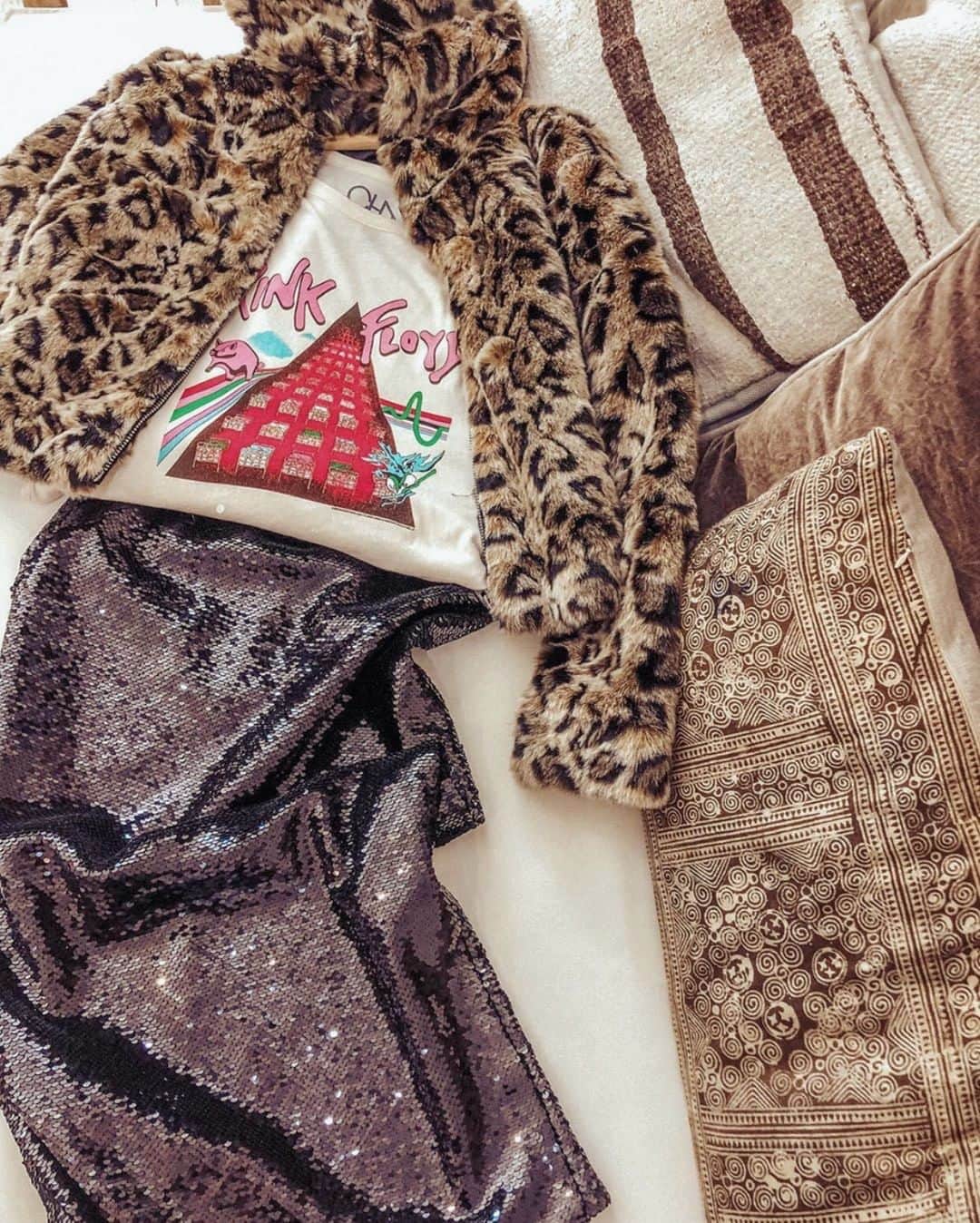 チェイサーのインスタグラム：「NYE outfit Inspo✨ @tanya.monaghan @chaserbrand #chaserbrand #nyeoutfit #newyearsoutfit #newyearslook #newyearsootd #pinkfloyd #graphictee」