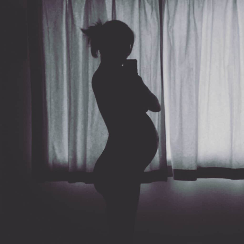 クリスティー麻里子さんのインスタグラム写真 - (クリスティー麻里子Instagram)「2019年を振り返り  ちょうど昨年の12月妊娠発覚😌 キツイ悪阻はなく6ヶ月までは お仕事を続けさせてもらい、 安定期入ってから海外旅行いったり マタニティライフ存分に楽しんだ！ しかし8ヶ月入って体重の増加と 大っきいお腹で腰がやられて ホルモンバランスもかなり崩れ…。 早く出てこないかな早く会いたいな ってばっかり思ってたなぁ😔  実はこの写真はヒューゴが産まれる 約4時間前の写真。🤰 今回もマタニティフォト撮らずに 予定日過ぎてしまったな〜 って思いながら撮ってみた写真。笑  この写真の2時間後、食器洗ってる間 急に5分刻みの陣痛が…。うっ…！ これはヤバイ！！！😱😱😱😱😱 . . 速攻パパに連絡し病院に行く準備！ 私がすごく苦しそうで ジョージも流石になにかを感じとって くれてたみたいで、スムーズに 病院まで付いてきてくれました🥺  20:20に病院に到着し2分刻みの陣痛 かなり進行が早くて速攻分娩室入る… 分娩台に乗ってずぐ破水、 進行の速さと子宮口の開き具合に さすがの助産師さんもびっくりして すぐにお産の準備！ 夜勤との入れ替わりの時間だった みたいで、みんなバッタバタ！！😂 パパも間に合い一緒に立ち会って くれました…ジョージも🥺✨ . . そして21:05にヒューゴが この世に産まれてきてくれました♡ 病院着いて45分！早い！😂 助産師さんには 早く来てもらってなかったら、 タクシーで産まれてたかもって😂 陣痛タクシー登録しておいて 本当に良かった。。。笑  そして元々ジョージには立ち合って 弟の誕生を見てほしかったけど、 実際みてみてショック受けたかな とちょっと不安だったのだけど… 胎盤みて"グミみた〜い♡"と喜ぶ…。 …なんだかジョージらしい。🤭 . . 振り返りというよりか途中から 出産レポになってしまいましたが😂  2019年、 2度目の出産を経験することができ 新たにかけがえのない命を 授かることができた喜びを忘れずに これからも子育てに励みたい！ 2020年の目標です♡  そして仕事で忙しい中いつも協力 してくれる旦那さん 支えてくれる私と旦那さんの家族 いつも遊び相手になってくれる妹2人 いつも2人を可愛がってくれる友人たち お仕事でお世話になっている方々 インスタで2人の成長を温かく 見守りDMやコメントして下さる方々  本当に感謝でいっぱいです。 今年もありがとうございました😢♡ みなさま良いお年を！✨ . . #長文失礼致しました #2019 #振り返り #出産レポ #2020 #東京オリンピック #楽しみです #3歳差育児 #3歳差兄弟 #子育て #妊娠生活 #悪阻 #安定期 #出産 #赤ちゃんのいる暮らし #令和2年 #令和元年ベビー #マタニティフォト #momoftwoboys #goodbye2019 #hello2020」12月31日 10時11分 - christymariko
