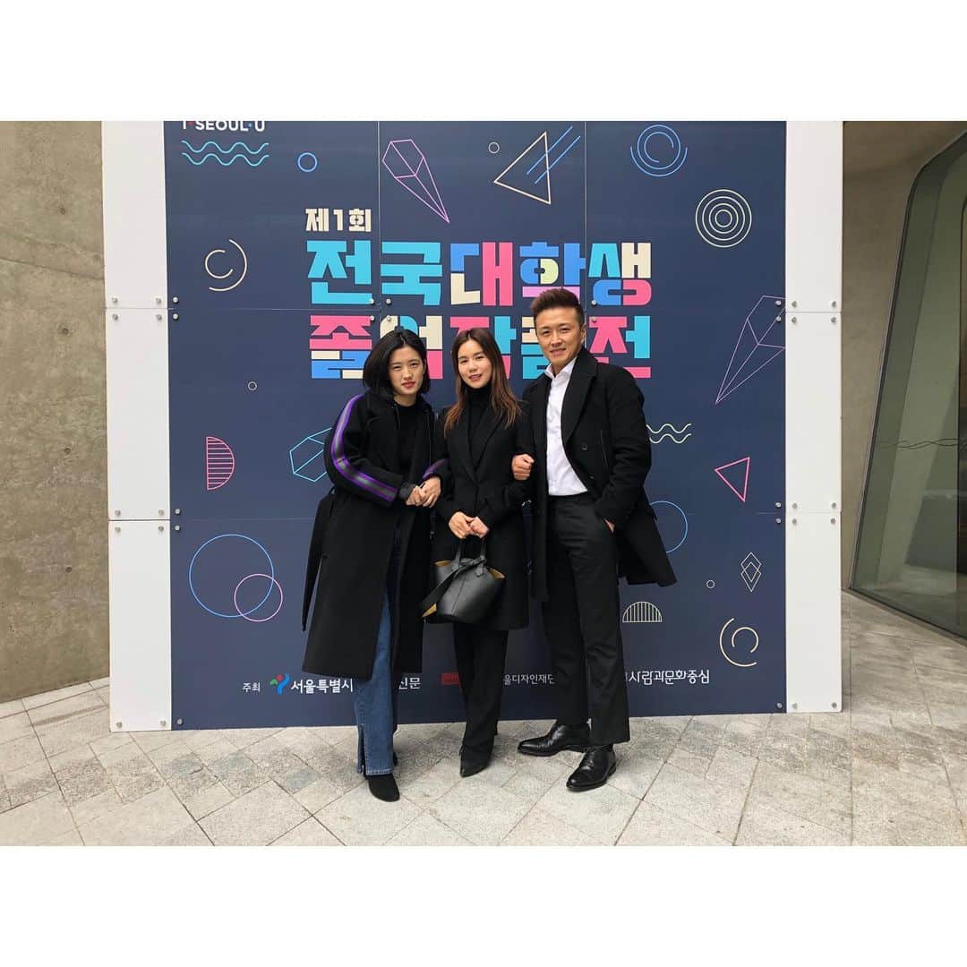 チン・テヒョンさんのインスタグラム写真 - (チン・テヒョンInstagram)「미국에서 돌아오자마자 학부모로돌아가 다큰딸전시회참석 . 2019년 우리가 가족이 되었습니다 마음으로 한가족이 되었습니다 우리도 우리딸도 좋은사람이 되어가려 노력중입니다 많이 응원해주세용 . 2020년 배우 박시은 진태현도 많이 응원해주시고 TV에 나오도록 열심히 노력할게요 올해 kbs왼손잡이아내, mbc모두다쿵다리 사랑해주셔서 한해 행복했습니다  #럽스타그램 #아듀2019 #올한해모두고생했습니다 #딸스타그램 #가족스타그램 #선물」12月31日 10時24分 - taihyun_zin