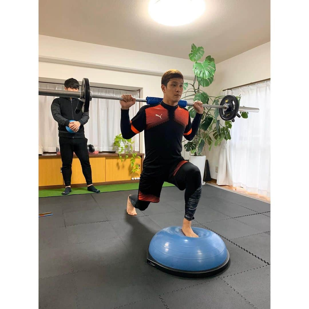 藤嶋栄介さんのインスタグラム写真 - (藤嶋栄介Instagram)「福岡でのトレーニングは平安治療院さんでお世話になりました。 院長の平安先生には、細かい動作を見てもらって、アドバイスもしていただきました。 普段はプロ野球選手のトレーニングを見ている先生にトレーニングを見てもらえる事はあまりなく、僕にとって凄くいいトレーニングになったし勉強にもなりました。 本当にありがとうございました。 来年の活躍で恩返しできるように頑張ります！！ #平安治療院 #パーソナルトレーニング #敏腕トレーナー #スポーツトレーナー #スポーツマッサージ #プロ野球選手 #川原弘之 #梅野隆太郎 #中谷将大 #本当にありがとうございました」12月31日 10時21分 - e.fujishima_official