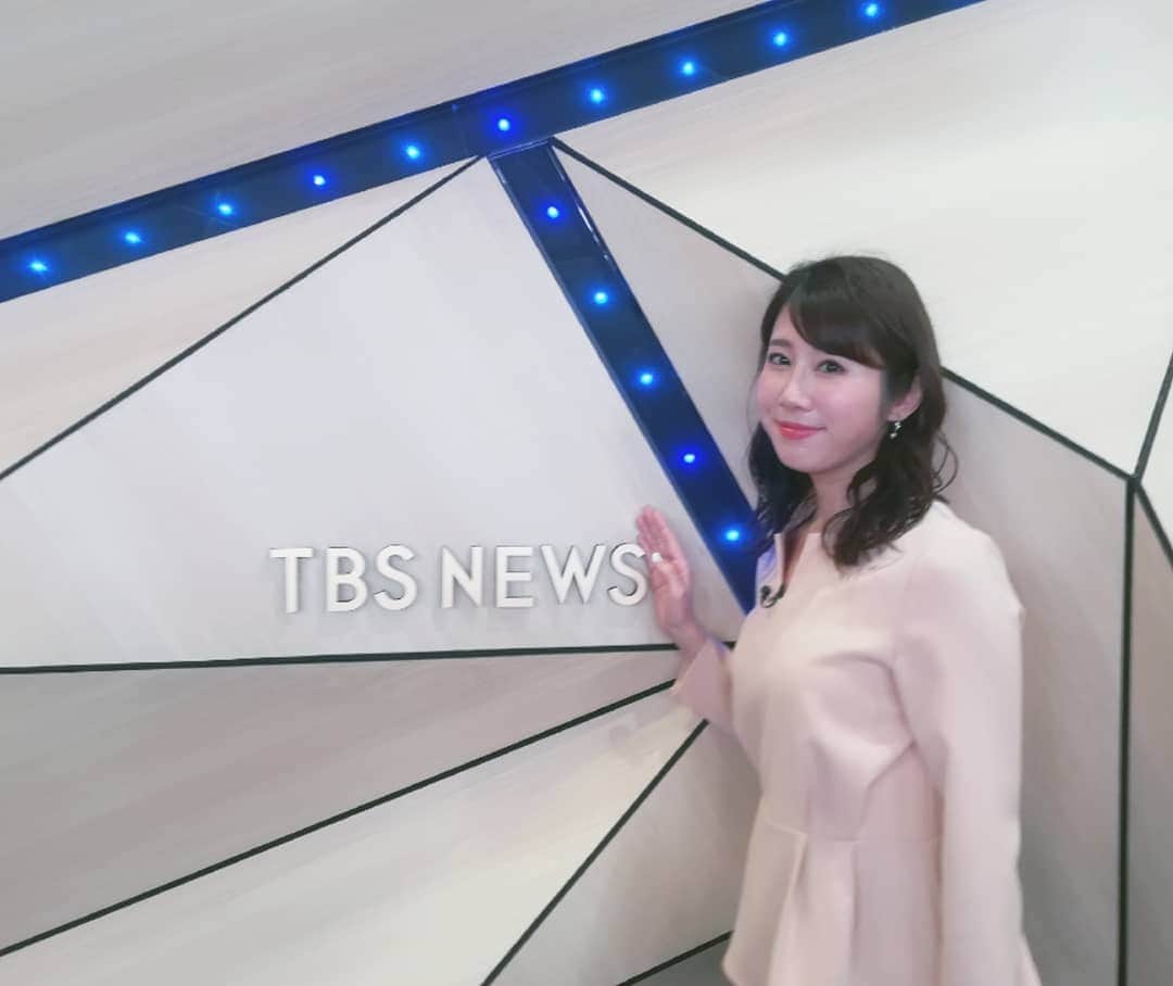 のインスタグラム：「きょうが仕事納めです！ 年末年始特番でいつもとテレビ編成が違い、なんだかワクワクします。 このあと４：００～５：００のＴＢＳテレビ地上波を担当します。 📺 📺 📺 #東京 #tokyo #赤坂 #akasaka #TBS #仕事納め #news #newsanchor」