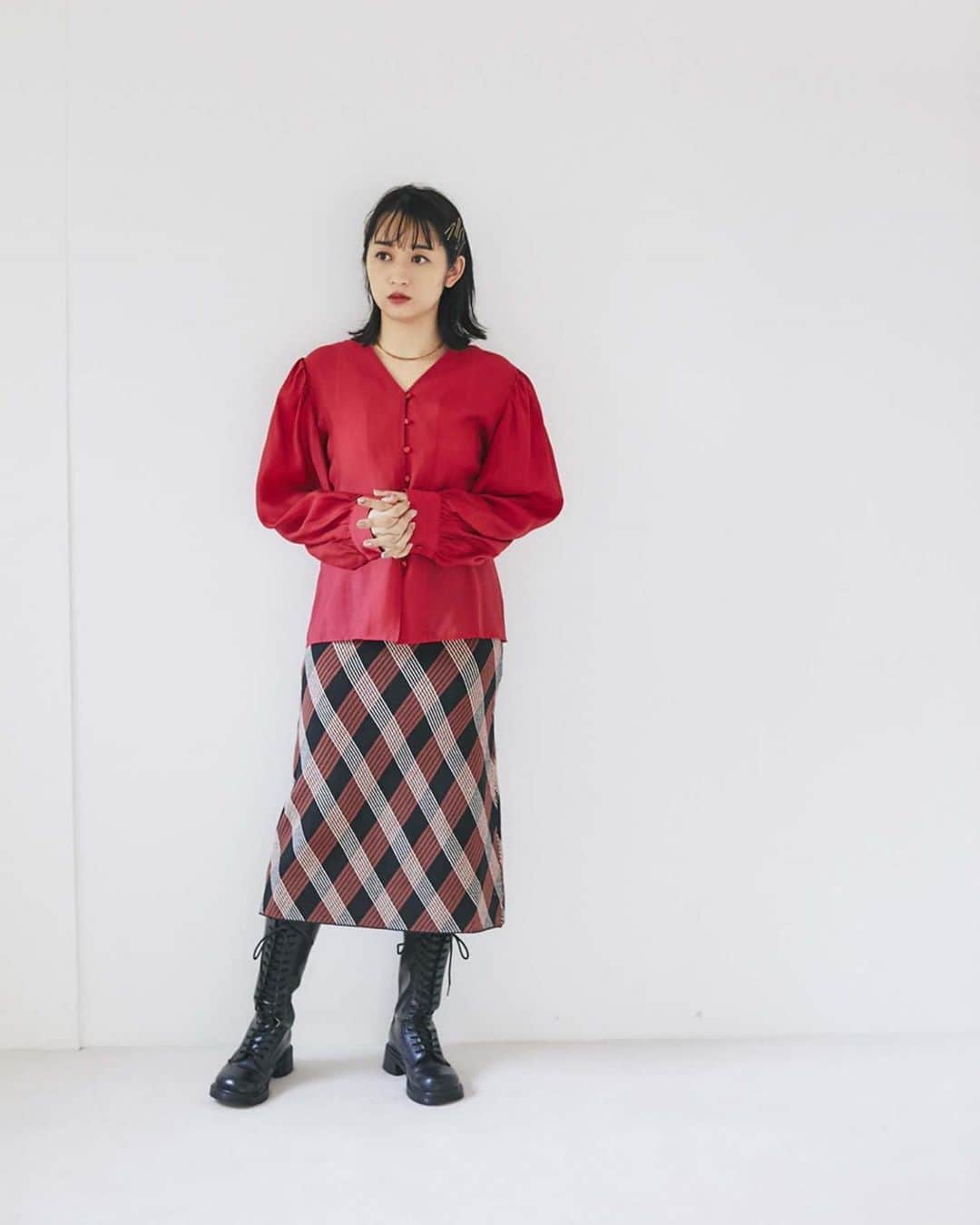 小川暖奈のインスタグラム：「ぶかぶかのトレーナーや、ブラウスに合わせたりして着て欲しいです🌹🌹🌹 . 🤍チェック柄ニットタイトスカート🤍 3,900yen＋tax . #こんな幸せなことさせてもらって本当服好きで良かった、、、#みんなに届けええええ！」