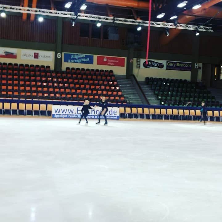 エリック・ラドフォードのインスタグラム：「Having a little fun in between shows here in Oberstdorf! When the Golden girl met the Bronze Boy.😆 Fun fact: Aljona and I used to train together in Chemnitz waaay back in the day.🤓 #figureskating #figureskater #eiskunstlauf #olympics #olympicchampion #savchenkford #radchenko #memories #goodtimes」
