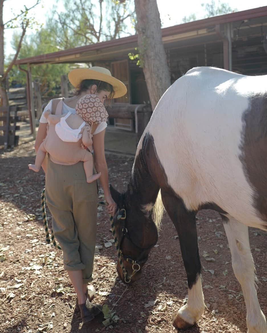 ニッキー・リードさんのインスタグラム写真 - (ニッキー・リードInstagram)「My kind of r&r. Happy holidays everyone. Sending love, hugs, and horse cuddles! I’ve been enjoying this time off, diving deep into conversations, connection and my koala girl. As we go go go all year long, I am holding tight to these precious moments, slowing down, tuning in and shutting off. See you in the New Year!」12月31日 1時47分 - nikkireed