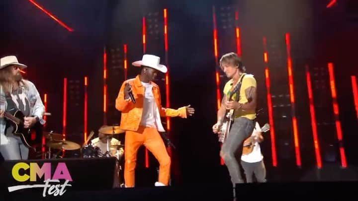 キース・アーバンのインスタグラム：「Old Town Road - longest running number one in Billboard history - Congrats again and thx to @lilnasx and @billyraycyrus for the invite!!!!!!! - KU」