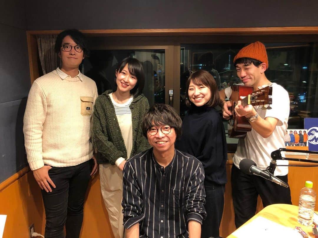 関取花のインスタグラム：「今日は毎年恒例で出させていただいているFMヨコハマ #ワチドア でした！ありがとうございました🐨👓😊🌷コアラモードのおふたり、D.W.ニコルズのだいすけさん、そしてwacci の橋口さん。毎年このメンバーで集まるとなんだかホッとしてしまいます。ということで今年は家族写真風！」