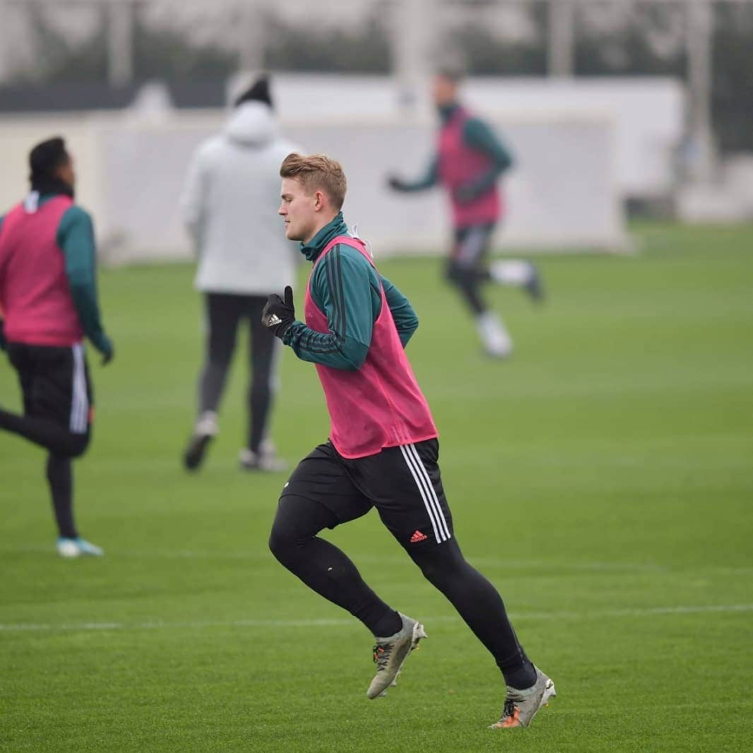 ユヴェントスFCさんのインスタグラム写真 - (ユヴェントスFCInstagram)「Tuning up for 2020! The Bianconeri were back at work today 💪🏃‍♂️ #ForzaJuve #ForzaJuve」12月31日 1時49分 - juventus