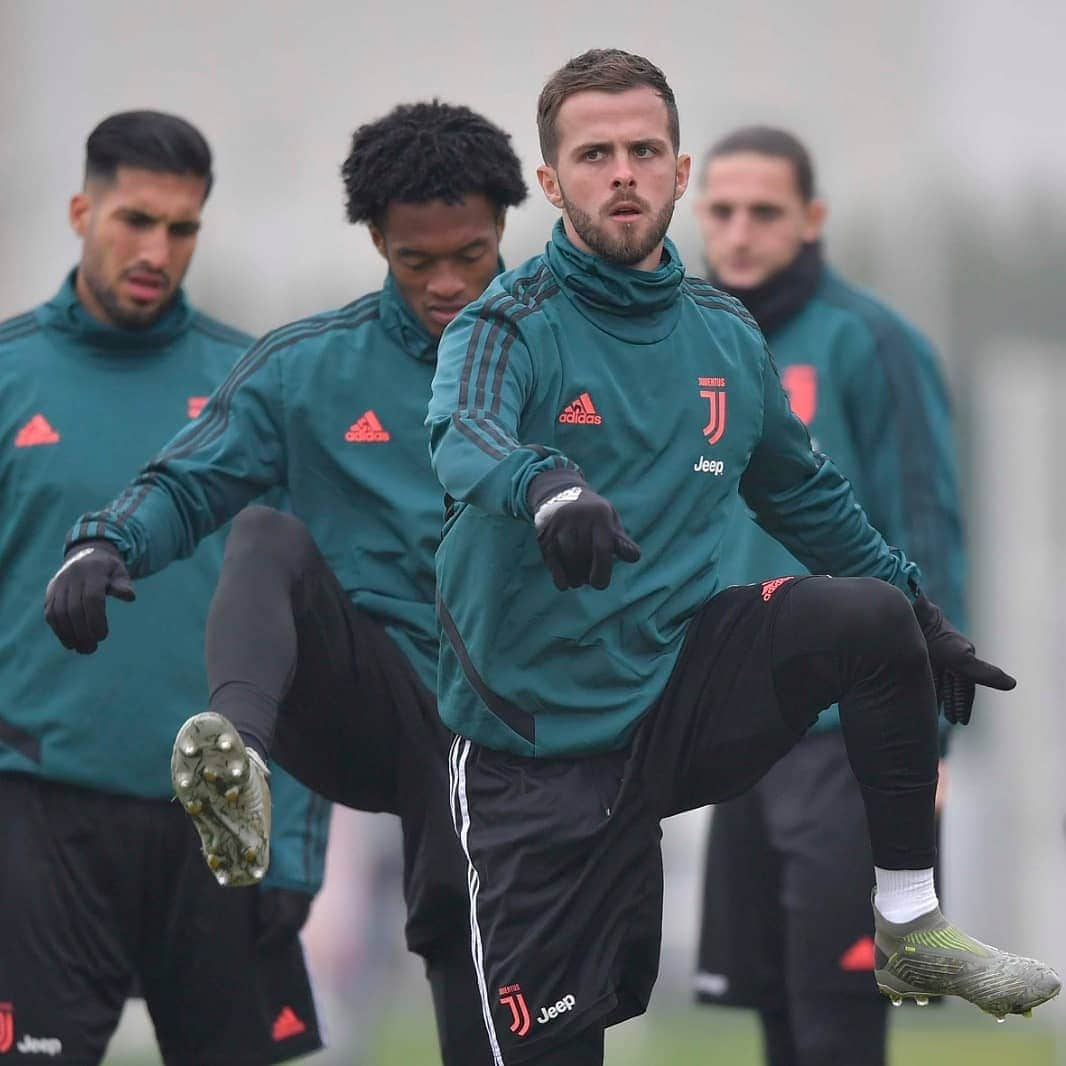 ユヴェントスFCさんのインスタグラム写真 - (ユヴェントスFCInstagram)「Tuning up for 2020! The Bianconeri were back at work today 💪🏃‍♂️ #ForzaJuve #ForzaJuve」12月31日 1時49分 - juventus