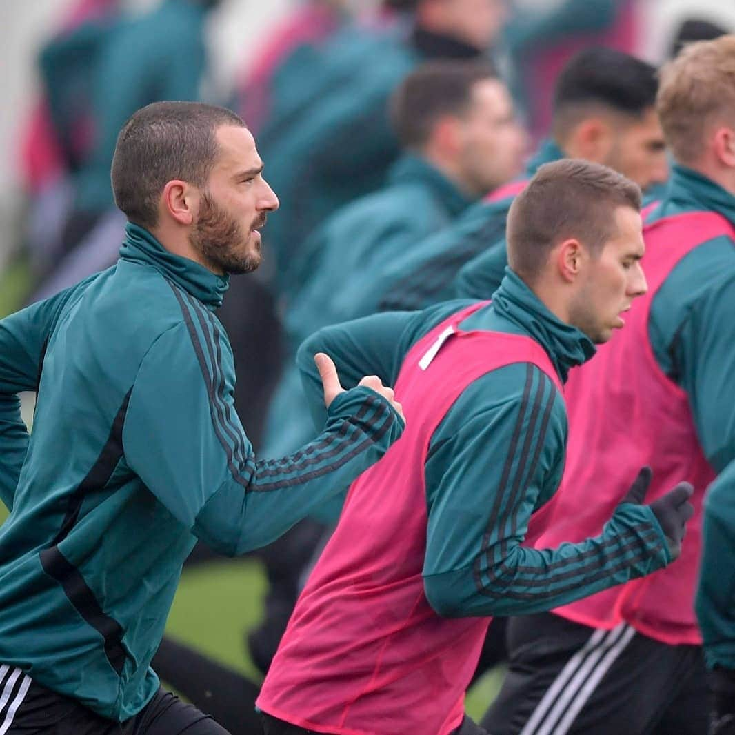 ユヴェントスFCさんのインスタグラム写真 - (ユヴェントスFCInstagram)「Tuning up for 2020! The Bianconeri were back at work today 💪🏃‍♂️ #ForzaJuve #ForzaJuve」12月31日 1時49分 - juventus