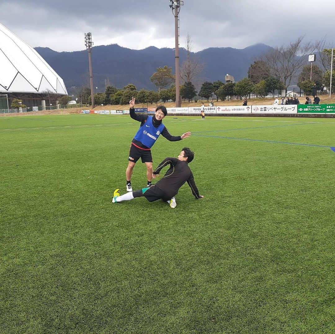 高橋壮也さんのインスタグラム写真 - (高橋壮也Instagram)「くにびきの蹴り納め⚽️ この時期にフルコートでサッカーできて本当に良かった^_^ 中学3年間はなかなかきつい思い出ですが、たくさんの仲間たちと、ボールを蹴れたことが今の自分に繋がっていると思います。  これからもいろんな人に刺激を与えられるように努力し続けます。 今日いいパスをくれた人、対戦してくれた人、皆さんありがとう😊」12月31日 1時46分 - soya.takahashi3