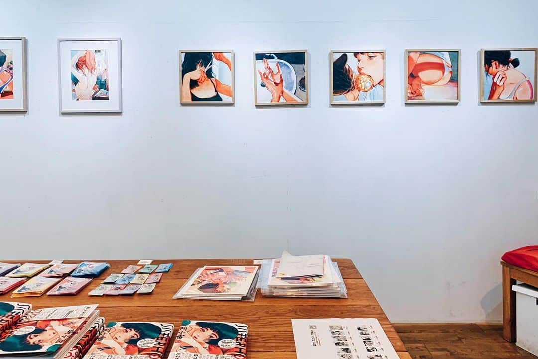 門小雷さんのインスタグラム写真 - (門小雷Instagram)「今年舉辦的個展及聯展 ⠀⠀⠀ 7月「PEEK」at L'illustre Galerie Le Monde (TOKYO) ⠀⠀⠀ 7月「Little Thunder Pop-up Exhibition」at Graniph Harajuku (TOKYO) ⠀⠀⠀ 9月「藻與浪與無限 台北站」at Mangasick (TAIPEI） ⠀⠀⠀ 9月「藻與浪與無限 香港站」at Parallel Space (HONG KONG) ⠀⠀⠀ 11月 聯展「東アジアのインディ・コミック・アートブック展」at Books&Gallery POPOTAME (TOKYO) (Artist：Gao Yan/ Byun Younggeun/ Little Thunder) ⠀⠀⠀ 感謝所有曾幫助和支持我的人。」12月31日 1時52分 - littlethunder