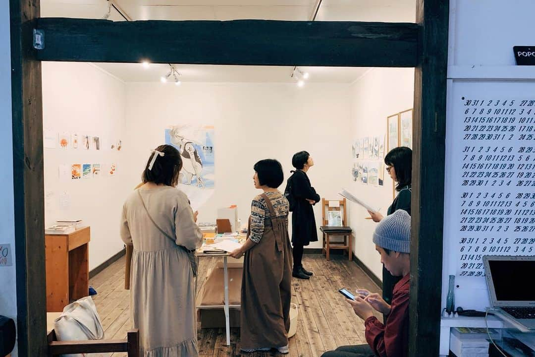 門小雷さんのインスタグラム写真 - (門小雷Instagram)「今年舉辦的個展及聯展 ⠀⠀⠀ 7月「PEEK」at L'illustre Galerie Le Monde (TOKYO) ⠀⠀⠀ 7月「Little Thunder Pop-up Exhibition」at Graniph Harajuku (TOKYO) ⠀⠀⠀ 9月「藻與浪與無限 台北站」at Mangasick (TAIPEI） ⠀⠀⠀ 9月「藻與浪與無限 香港站」at Parallel Space (HONG KONG) ⠀⠀⠀ 11月 聯展「東アジアのインディ・コミック・アートブック展」at Books&Gallery POPOTAME (TOKYO) (Artist：Gao Yan/ Byun Younggeun/ Little Thunder) ⠀⠀⠀ 感謝所有曾幫助和支持我的人。」12月31日 1時52分 - littlethunder