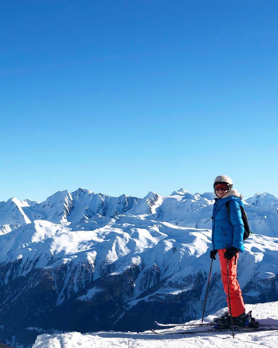 ユリア・シェチニンさんのインスタグラム写真 - (ユリア・シェチニンInstagram)「Being the 🇨🇭stereotype ⛷🗻 • #switzerland #nature #christmasholidays #home #ski #mountains」12月31日 2時03分 - iouliachtchetinina