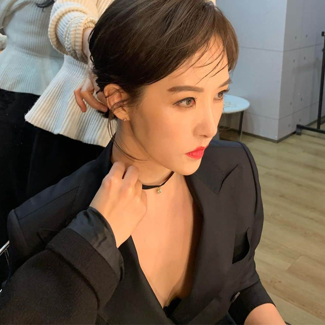 キム・ソナさんのインスタグラム写真 - (キム・ソナInstagram)「#mbc연기대상 최우수연기상 시상 완료^^ 모든수상자분들 축하드립니다.❤️#congratulations🎉  감기빨리낫자.. ㅜㅜ  #염색 #탈제니  #이뻐? ㅋ #우리벤져스 늦은시간까지고마워~~^^ 찌히,쪙.찌우, 동생.  MAKE UP @COCO_JI_HEE  HAIR @JIWOO.AAA  @our____archive  STYLIST @YOONJI_0_77」12月31日 2時04分 - kimsuna_official