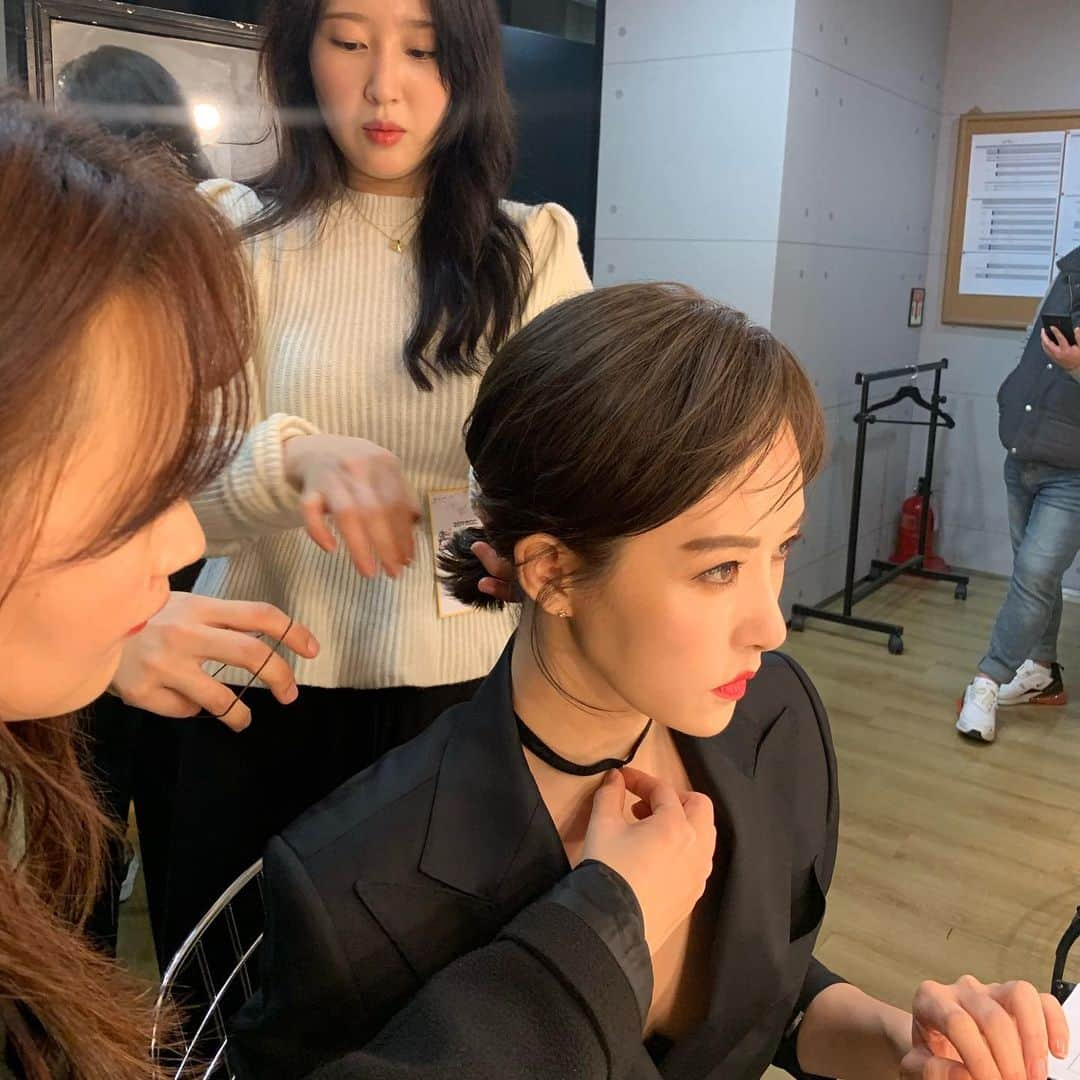 キム・ソナさんのインスタグラム写真 - (キム・ソナInstagram)「#mbc연기대상 최우수연기상 시상 완료^^ 모든수상자분들 축하드립니다.❤️#congratulations🎉  감기빨리낫자.. ㅜㅜ  #염색 #탈제니  #이뻐? ㅋ #우리벤져스 늦은시간까지고마워~~^^ 찌히,쪙.찌우, 동생.  MAKE UP @COCO_JI_HEE  HAIR @JIWOO.AAA  @our____archive  STYLIST @YOONJI_0_77」12月31日 2時04分 - kimsuna_official