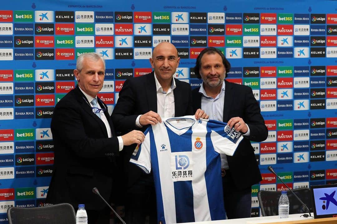 RCDエスパニョールさんのインスタグラム写真 - (RCDエスパニョールInstagram)「📸 🤝⚪🔵 Presentació d'Abelardo com a nou entrenador perico! ¡Mucha suerte, míster! ¡A por todas! 💪💪 - #Volem | #EspanyoldeBarcelona | #RCDE | #AbelardoPerico」12月31日 2時07分 - rcdespanyol