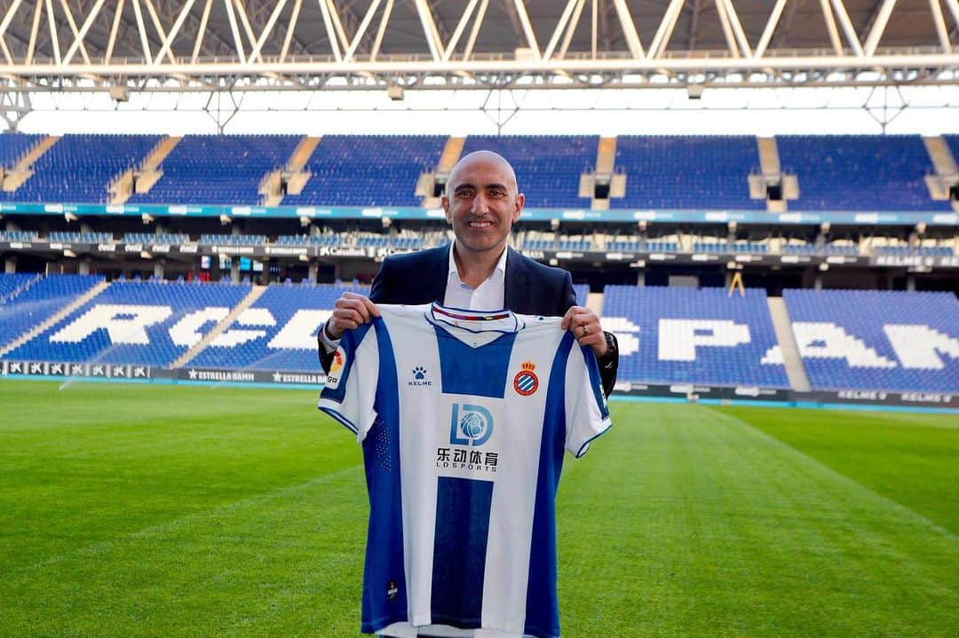 RCDエスパニョールさんのインスタグラム写真 - (RCDエスパニョールInstagram)「📸 🤝⚪🔵 Presentació d'Abelardo com a nou entrenador perico! ¡Mucha suerte, míster! ¡A por todas! 💪💪 - #Volem | #EspanyoldeBarcelona | #RCDE | #AbelardoPerico」12月31日 2時07分 - rcdespanyol