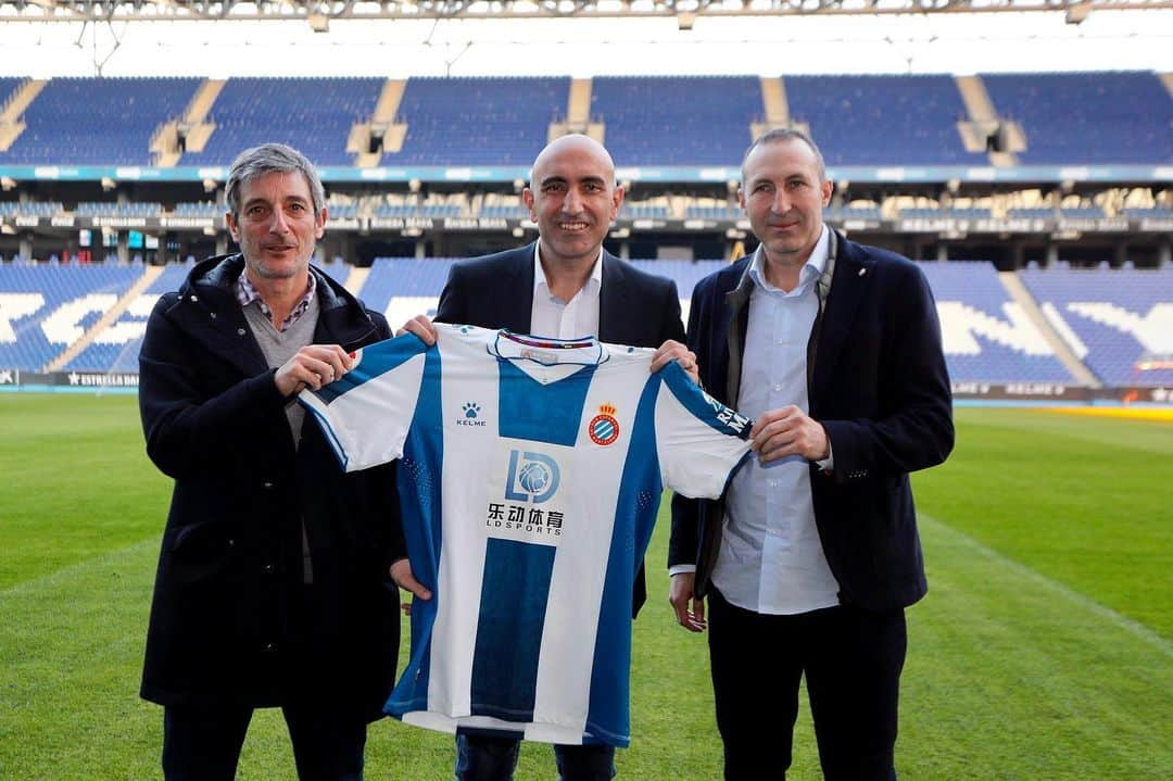 RCDエスパニョールさんのインスタグラム写真 - (RCDエスパニョールInstagram)「📸 🤝⚪🔵 Presentació d'Abelardo com a nou entrenador perico! ¡Mucha suerte, míster! ¡A por todas! 💪💪 - #Volem | #EspanyoldeBarcelona | #RCDE | #AbelardoPerico」12月31日 2時07分 - rcdespanyol