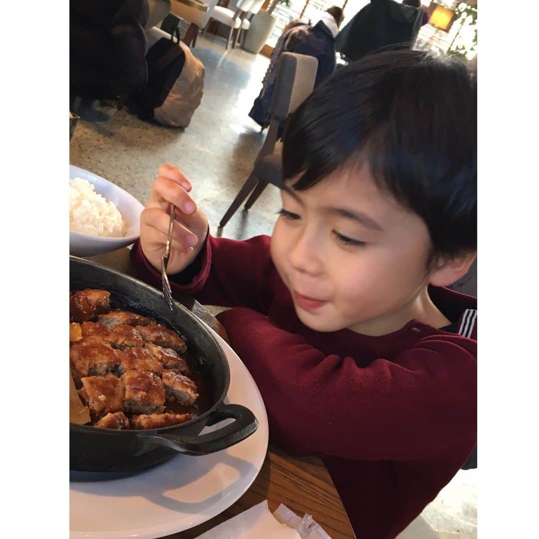 今村沙緒里のインスタグラム：「Yuzen. super charming boy🕶！ かわいすぎる… ほっぺたをずっと 触ってしまいました❤︎ (ごめんね) ハンバーグを、ぺろり🍴 #photo #charming #boy #사진 #귀여워 #かわいい #ほっぺ #ぷにぷに #素直 #癒されました」