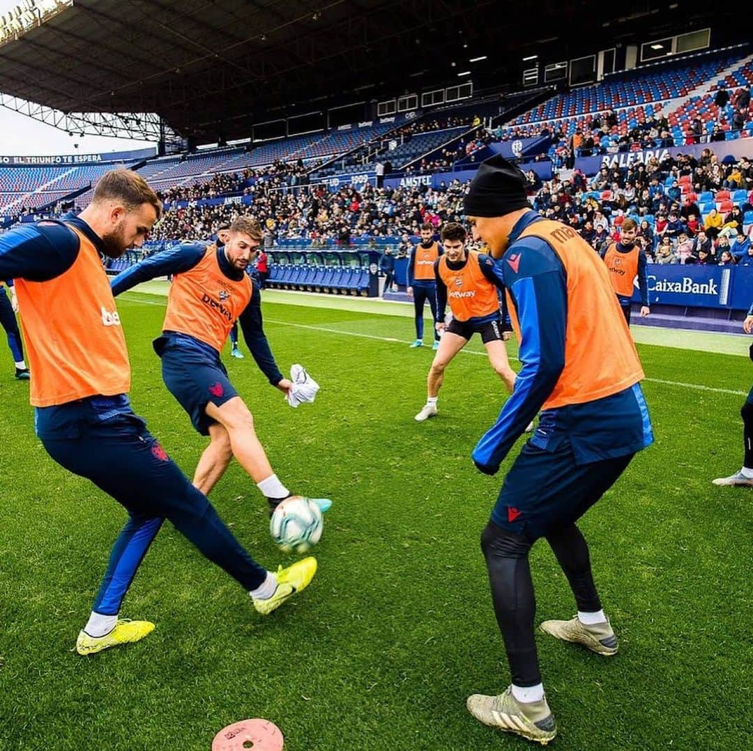 オスカル・デュアルテさんのインスタグラム写真 - (オスカル・デュアルテInstagram)「Entrenamiento especial con la gente que siempre nos apoya desde la gradería 🏟 👨‍👦‍👦👩‍👦‍👦👨‍👨‍👦‍👦 Pura vida a todos 👌🏼👍🏼 @levanteud」12月31日 2時26分 - oduarte06