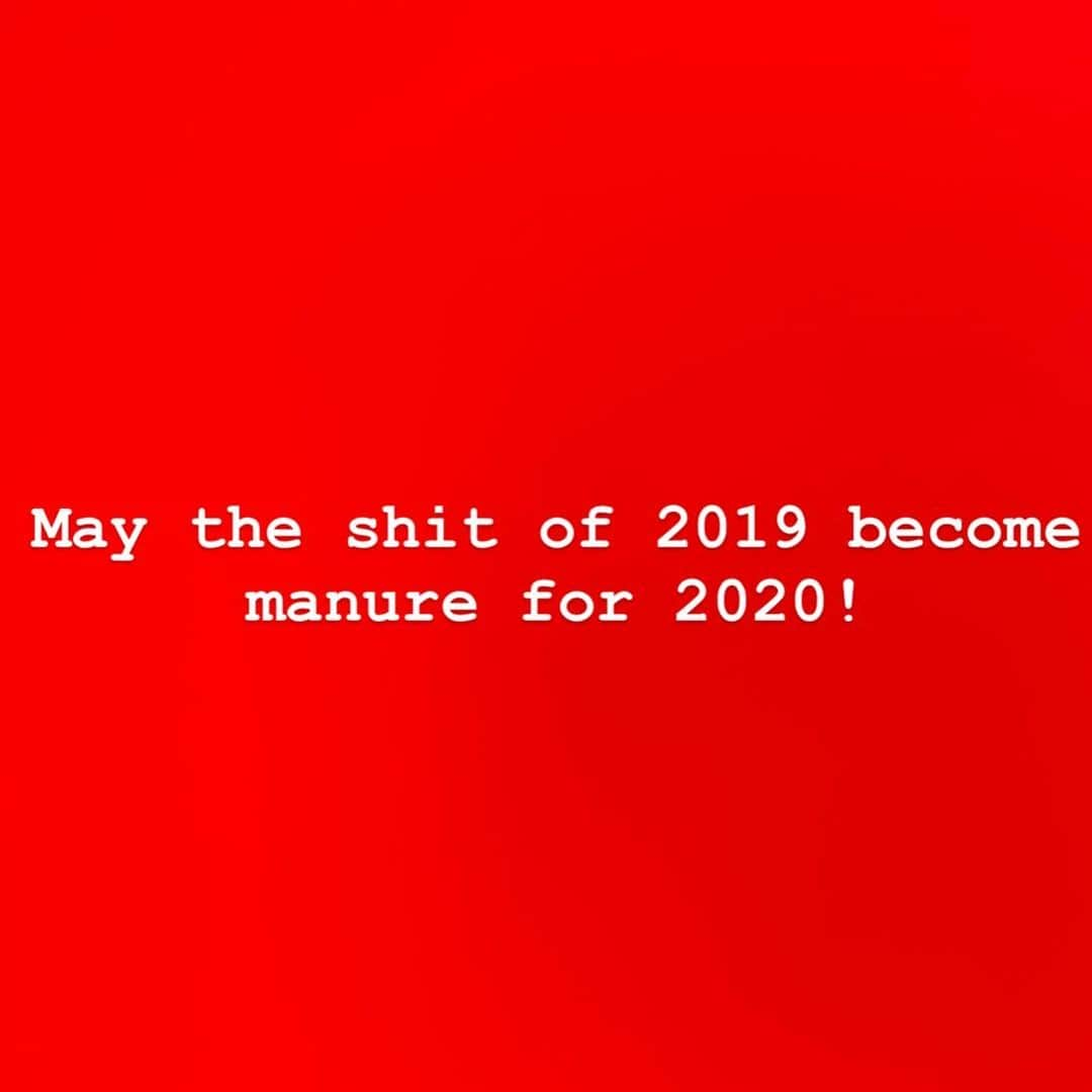 アドリアナ・リマさんのインスタグラム写真 - (アドリアナ・リマInstagram)「✨ Que as cagadas de 2019 virem adubo para 2020!✌🏼✨」12月31日 2時41分 - adrianalima