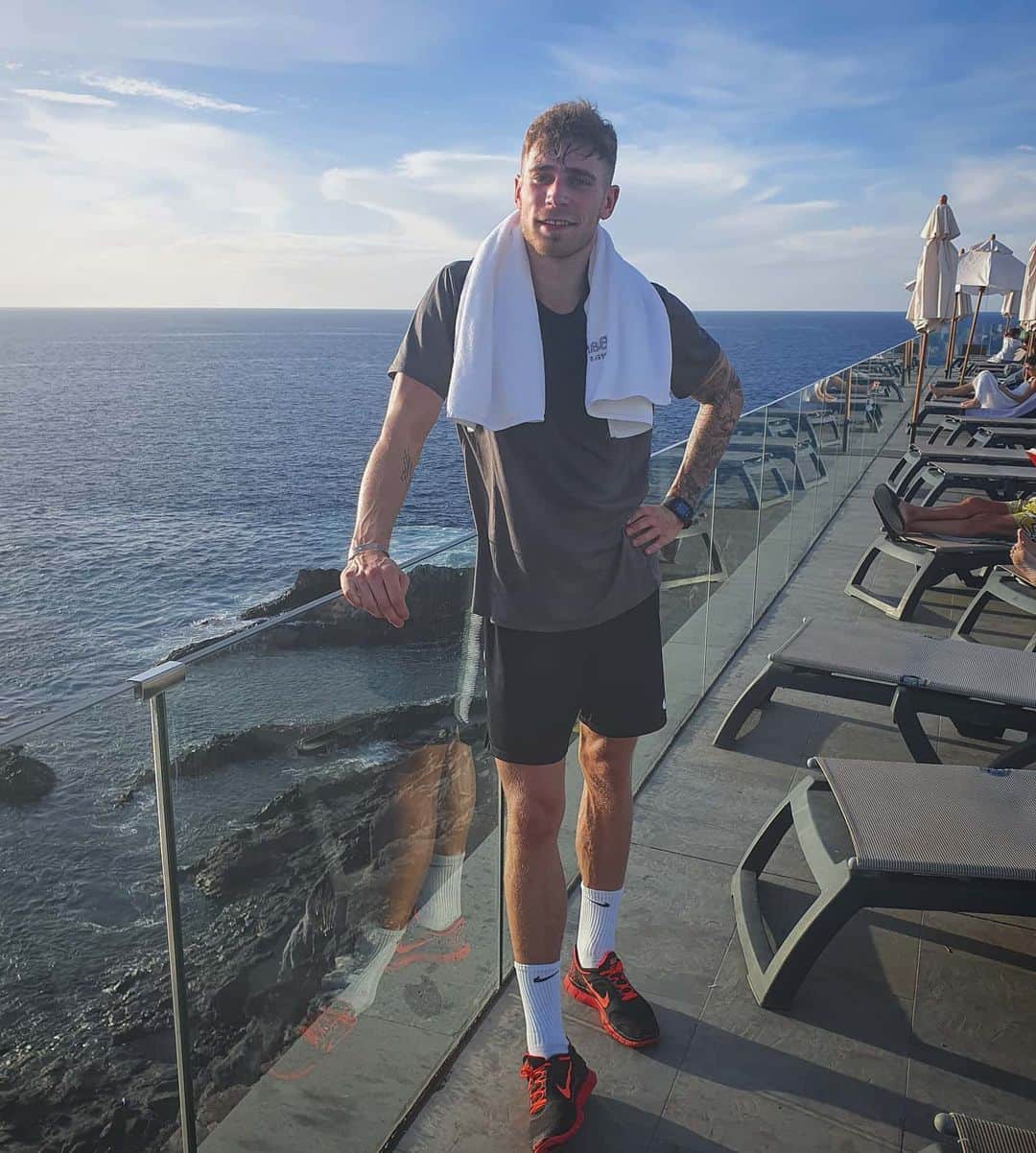フェリックス・プラッテのインスタグラム：「Spätestens jetzt ist das ganze Weihnachtsessen wieder verbrannt 🥵😅 #nevergiveup」