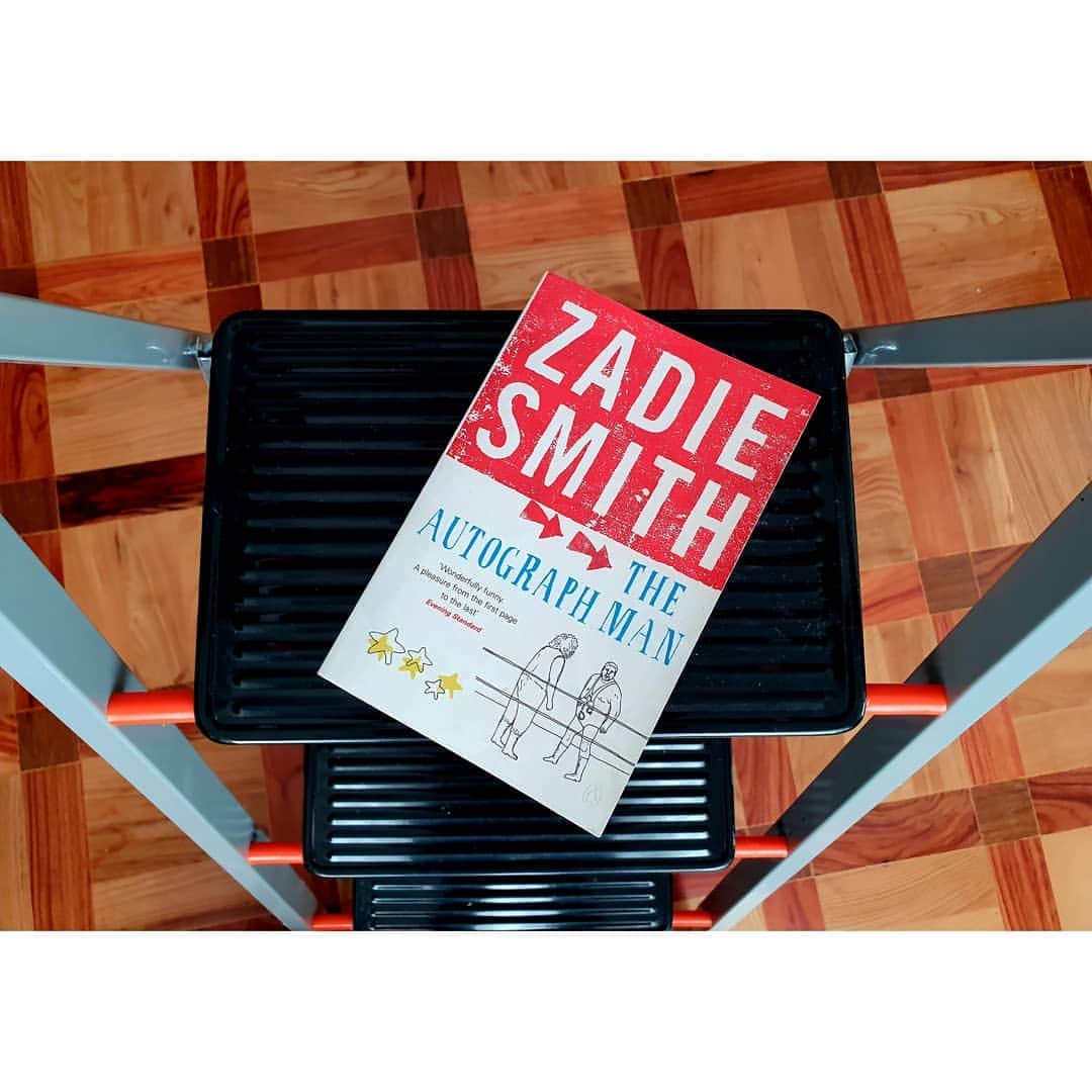 Ana Sofia Martinsさんのインスタグラム写真 - (Ana Sofia MartinsInstagram)「THE AUTOGRAPH MAN - Zadie Smith 📚 #newbook #zadiesmith」12月31日 3時07分 - miss_ana_sofia