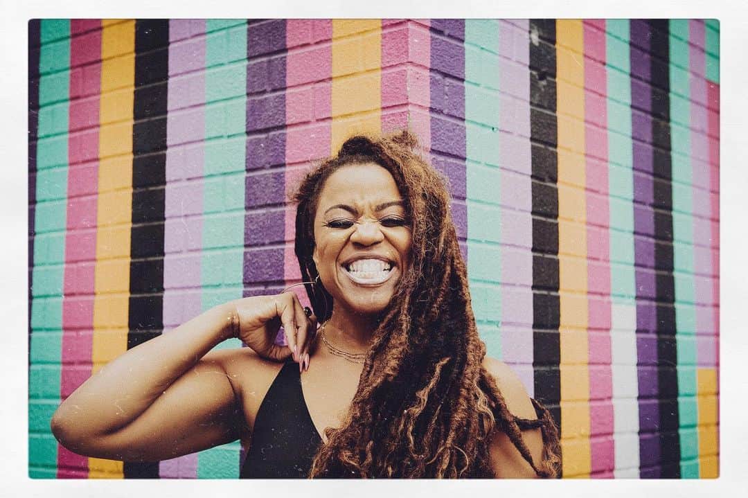 のインスタグラム：「Sittin’ in a GIANT pile of... GRATEFUL as the year comes to END. 😭 I HAVE HAD A REALLY AMAZING YEAR. So much personal GROWTH and HEALING. Stepping INTO MY LIGHT, in areas I didn’t even know I needed to step into. Not gonna lie, there were moments IN MY HEAD I felt like a FULL on SUPER HERO! 🦸‍♀️ There were also  moments, AS ALWAYS, that weren’t EASY...GOD never said it would be so I don’t ever EXPECT it to be. I DO HOWEVER, expect to LEARN along the way and be BETTER from those LESSONS and that’s EXACTLY what 2019 was for me! Also, PROBS gonna take that SUPER HERO narrative into 2020... HAPPY NEW YEAR!!!!! • • • 📸 @monroegscott #womenwithsoul #soulseeker  #womenwithlocs #theeverygirl  #happynewyear2020 #gratefulheart #happynewyear #superhero」