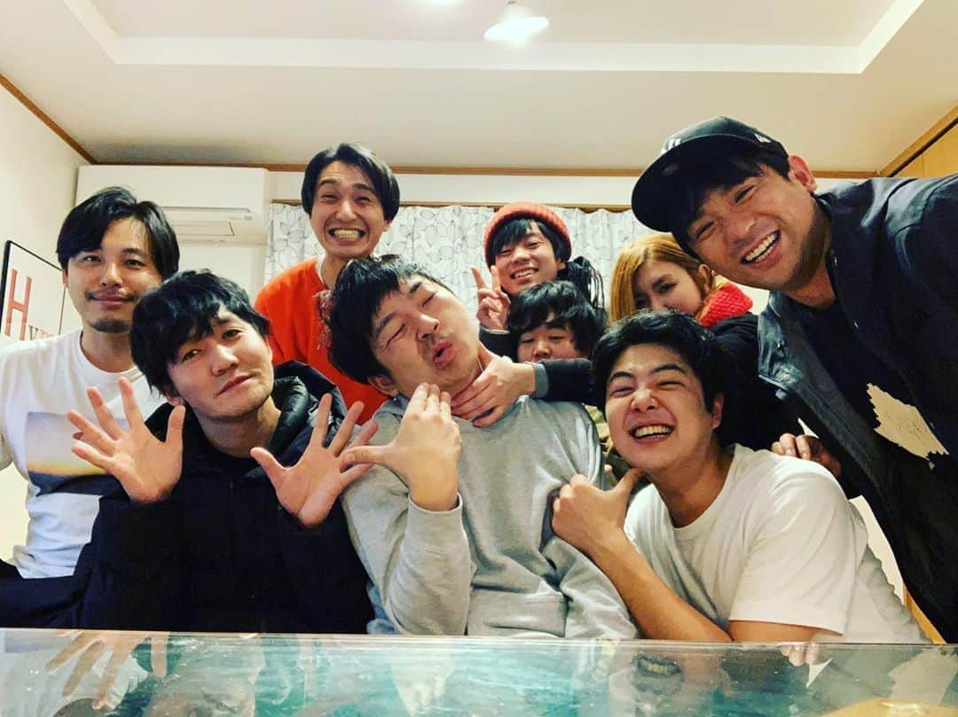 酒井健太さんのインスタグラム写真 - (酒井健太Instagram)「バカばっか  #平子邸忘年会 #来年もおなしゃす #タイムマシーン3号山本さん #うしろシティ阿諏訪  #ウエストランド河本太 #納言薄幸  #ベアーズ柿本 #ガッチキール穴井 #ストレッチーズ高木 #宮下草薙草薙  #ロングアイランド松尾 #ガレットのぶ」12月31日 3時03分 - kenta_sakai