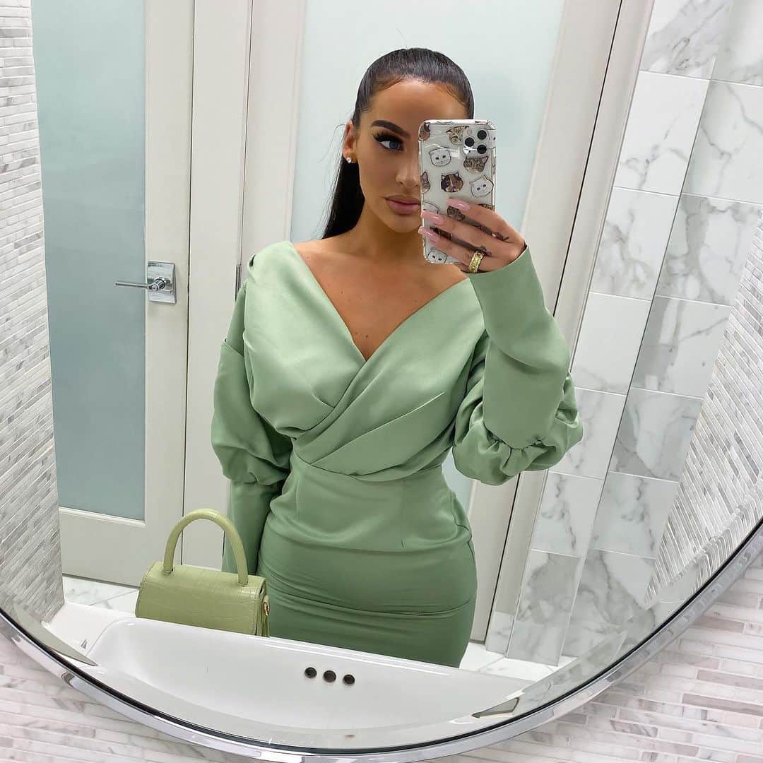 Carli Bybelのインスタグラム：「bridal shower ready from a few weeks back👗👒 link to dress on my story as always🥰」
