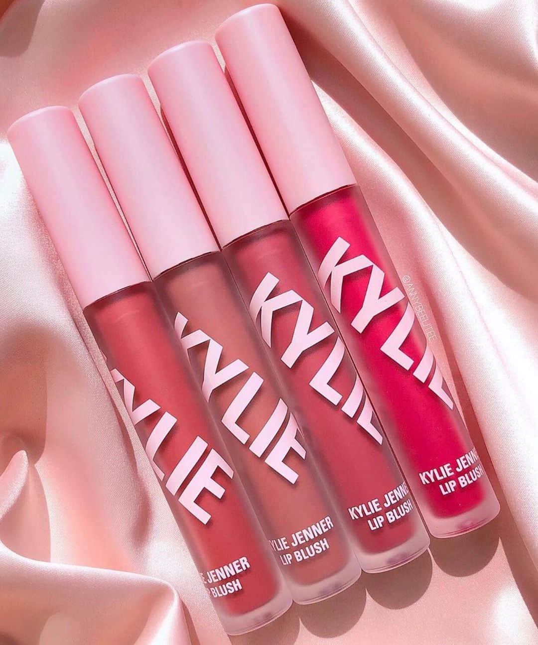 Kylie Cosmeticsさんのインスタグラム写真 - (Kylie CosmeticsInstagram)「we’re blushing over Lip Blush 💋 the perfect wash of matte color to the lips that lasts all day ✨ @annybeeutee」12月31日 3時08分 - kyliecosmetics