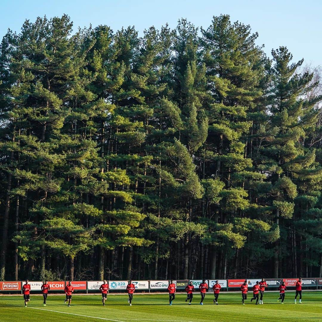 ACミランさんのインスタグラム写真 - (ACミランInstagram)「🔙 Back to training after the Christmas break 🔴⚫ #SempreMilan」12月31日 3時09分 - acmilan