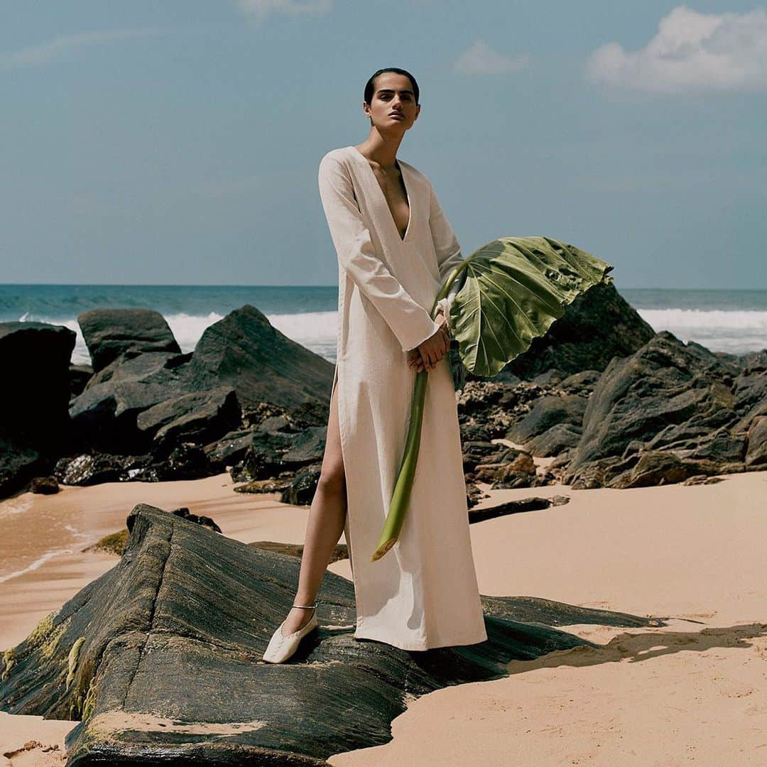 MATCHESFASHION.COMさんのインスタグラム写真 - (MATCHESFASHION.COMInstagram)「Escaping on vacation this season? The ultimate off-grid wardrobe is minimalist in palette, relaxed in silhouette and sparing of details.  Shop the new minimalism at the link in bio.」12月31日 3時14分 - matches