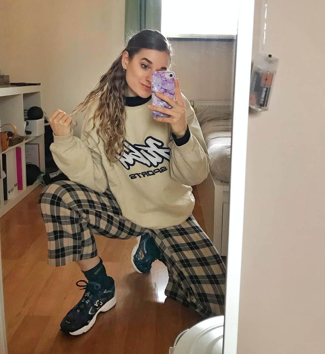 ラウラ・デ・ウィットのインスタグラム：「Vintage sweaters, pattern trousers and @newbalance sneakers are my fav these days 🙌🏼✨ Oo and do you like my duracell batteries? 😂🔋」