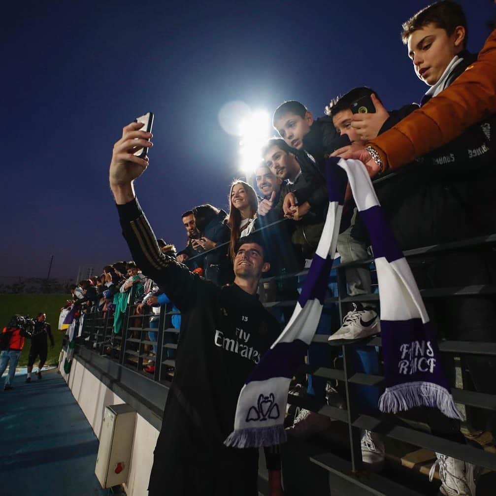 ティボ・クルトゥワのインスタグラム：「Gracias afición por acompañarnos en el entrenamiento de hoy! Gracias por el apoyo y la energía! 💪🏻 #HalaMadrid」