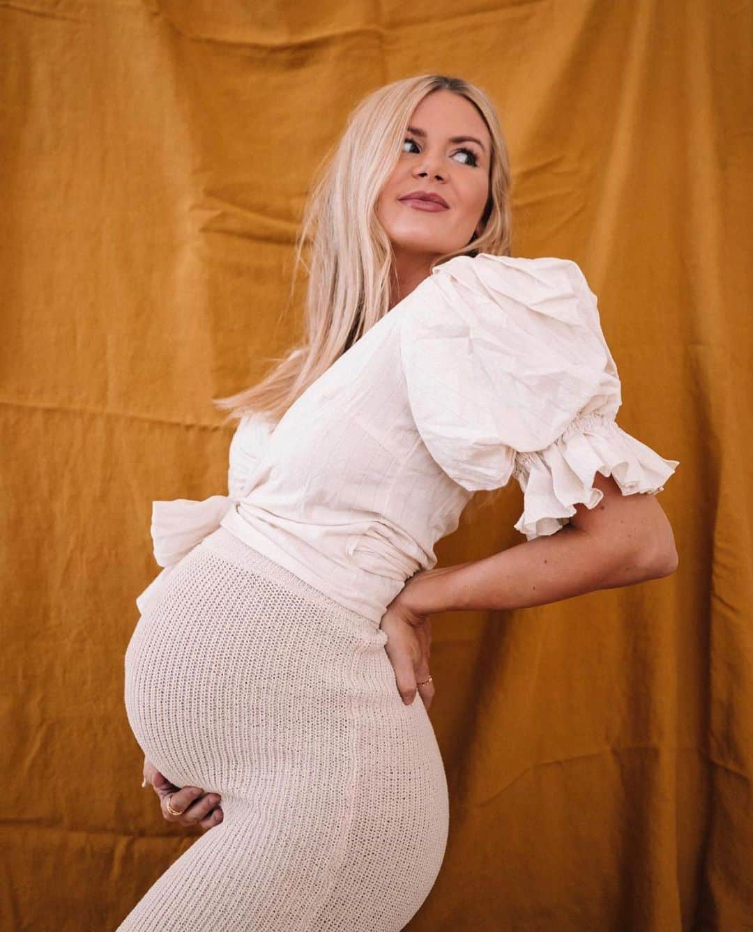Amber Fillerup Clarkさんのインスタグラム写真 - (Amber Fillerup ClarkInstagram)「All of my 2019 highlights involve being with my family, I love them so much! My goal this year was to step away from social media more, which is hard when it’s my job but I think I found a balance that works for me 💕 so many blessings and I’m feeling so grateful for such a wonderful year. And so many exciting things in 2020 🤭」12月31日 3時36分 - amberfillerup