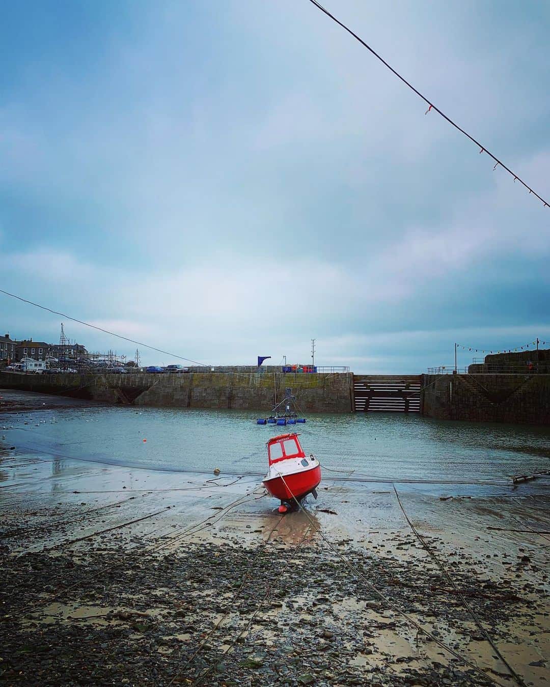 Tea and sittingのインスタグラム：「Lots of boat textures I found in #Mousehole today up in my Stories... ( tap the second moving image for sound ) #texturelover #wabisabi」