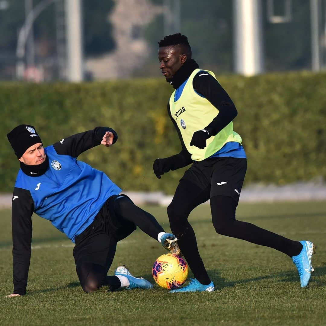 アタランタBCさんのインスタグラム写真 - (アタランタBCInstagram)「Di nuovo in campo! 💪⚽️ Back to business!  #GoAtalantaGo ⚫️🔵 #ForzaAtalanta #Atalanta #Training #Bergamo #football」12月31日 3時40分 - atalantabc