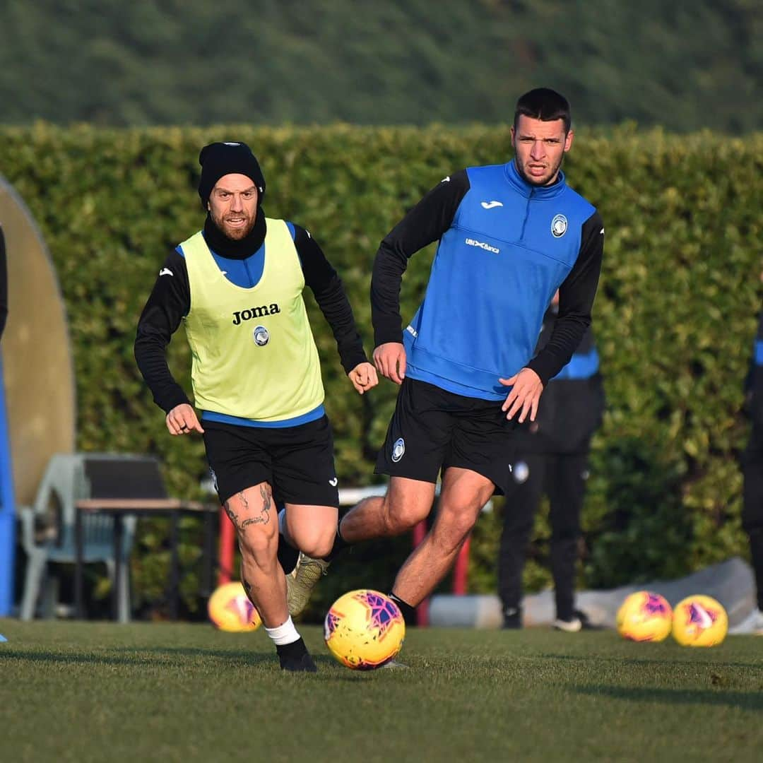 アタランタBCさんのインスタグラム写真 - (アタランタBCInstagram)「Di nuovo in campo! 💪⚽️ Back to business!  #GoAtalantaGo ⚫️🔵 #ForzaAtalanta #Atalanta #Training #Bergamo #football」12月31日 3時40分 - atalantabc