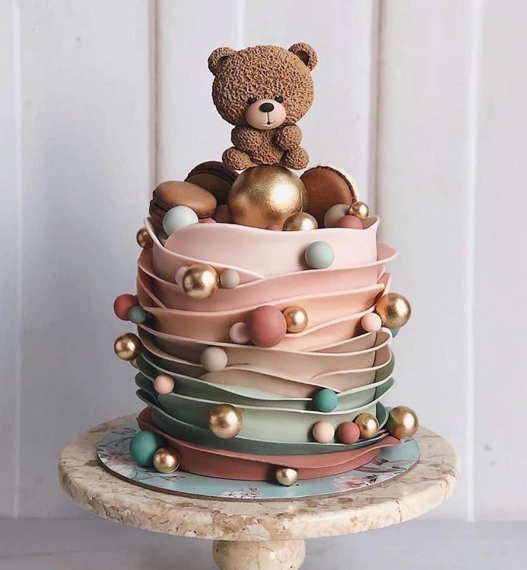 Anastasia Beverly Hillsさんのインスタグラム写真 - (Anastasia Beverly HillsInstagram)「If you plan to bake a cake for New Year’s Eve party , get Inspired by @duchess.bakes from Jakarta 💫so much talent , this is art and  we all can appreciate that so much.!!what’s your favorite ?❤️🙏🏻. thank  you @elysian360  for reposting 💫」12月31日 3時48分 - anastasiabeverlyhills