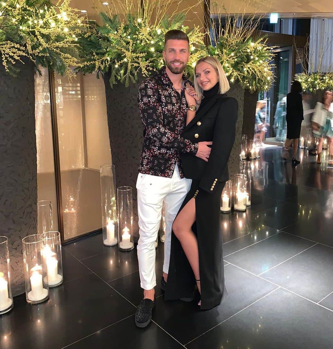 マティヤ・ナスタシッチのインスタグラム：「Hallo liebe Schalke Fans, zuallererst hoffe ich, dass ihr schöne Weihnachtsfeiertage hatte und die Zeit gemeinsam mit der Familie verbracht habt. 🎄🎁 In den letzten Tagen wurde viel darüber berichtet, dass ich nach Italien wechseln möchte. Das dies für unnötige Unruhe gesorgt hat, haben mir auch eure vielen Nachrichten gezeigt. Ich kann euch jedoch sagen, das dies nicht stimmt und das ich das nie gesagt habe.  Ich habe Schalke viel zu verdanken und das war der Grund, weshalb ich auf Schalke verlängert hat. In Kürze startet die Wintervorbereitung, in der wir hart arbeiten werden, um unsere Ziele in der Rückrunde zu erreichen. Ich wünsche euch allen einen guten Rutsch und alles Gute für das Neue Jahr 2020! 🍀🎉 #nurders04 💙⚒」